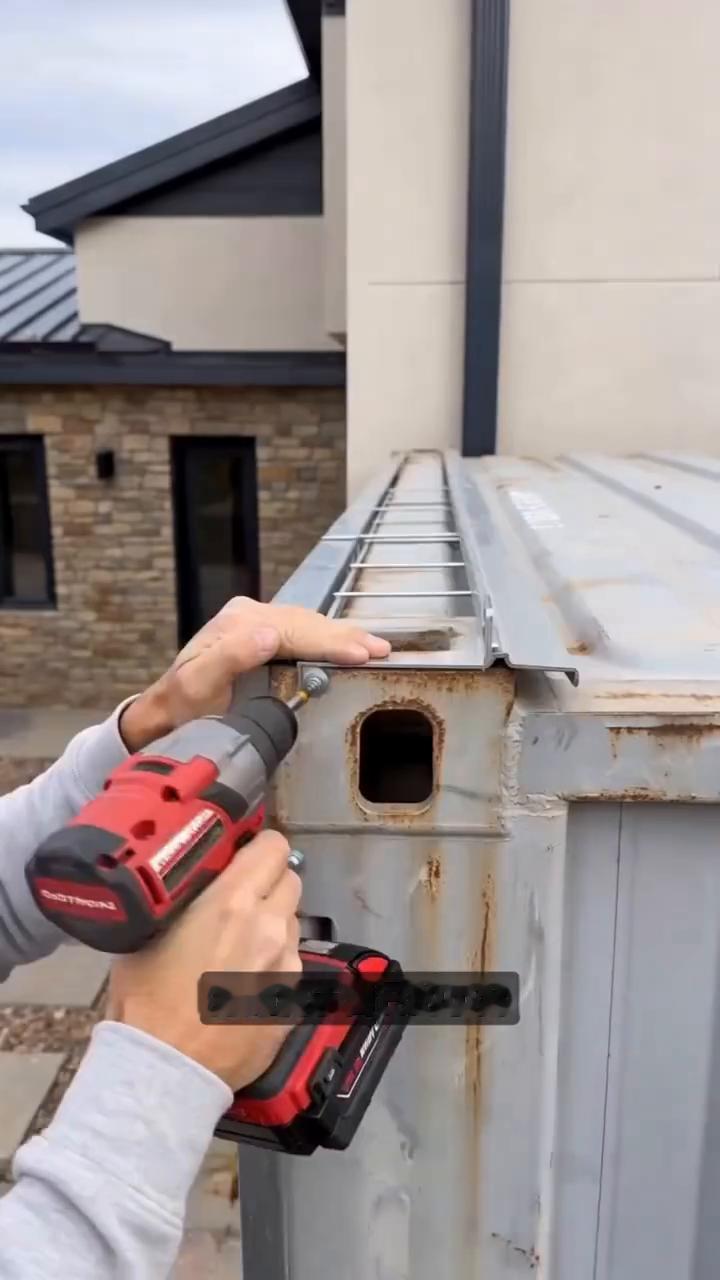 旧箱自建小家。谁能想到男子没钱建房，赶紧拖来一个废旧集装箱摆在老房子旁边，打造