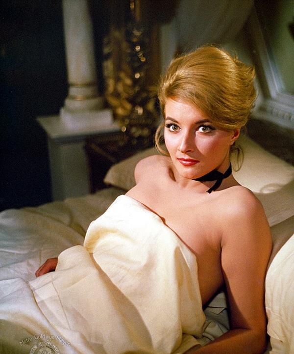 "快把衣服脱掉！"1941年，一个英国女间谍在法国驻美大使馆窃取情报，不料被巡逻