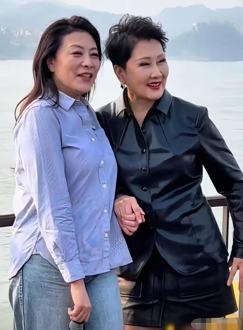同样是63岁，岳红的从容与张凯丽的张扬形成了鲜明的对比，岳红身着简约的蓝色衬衫，