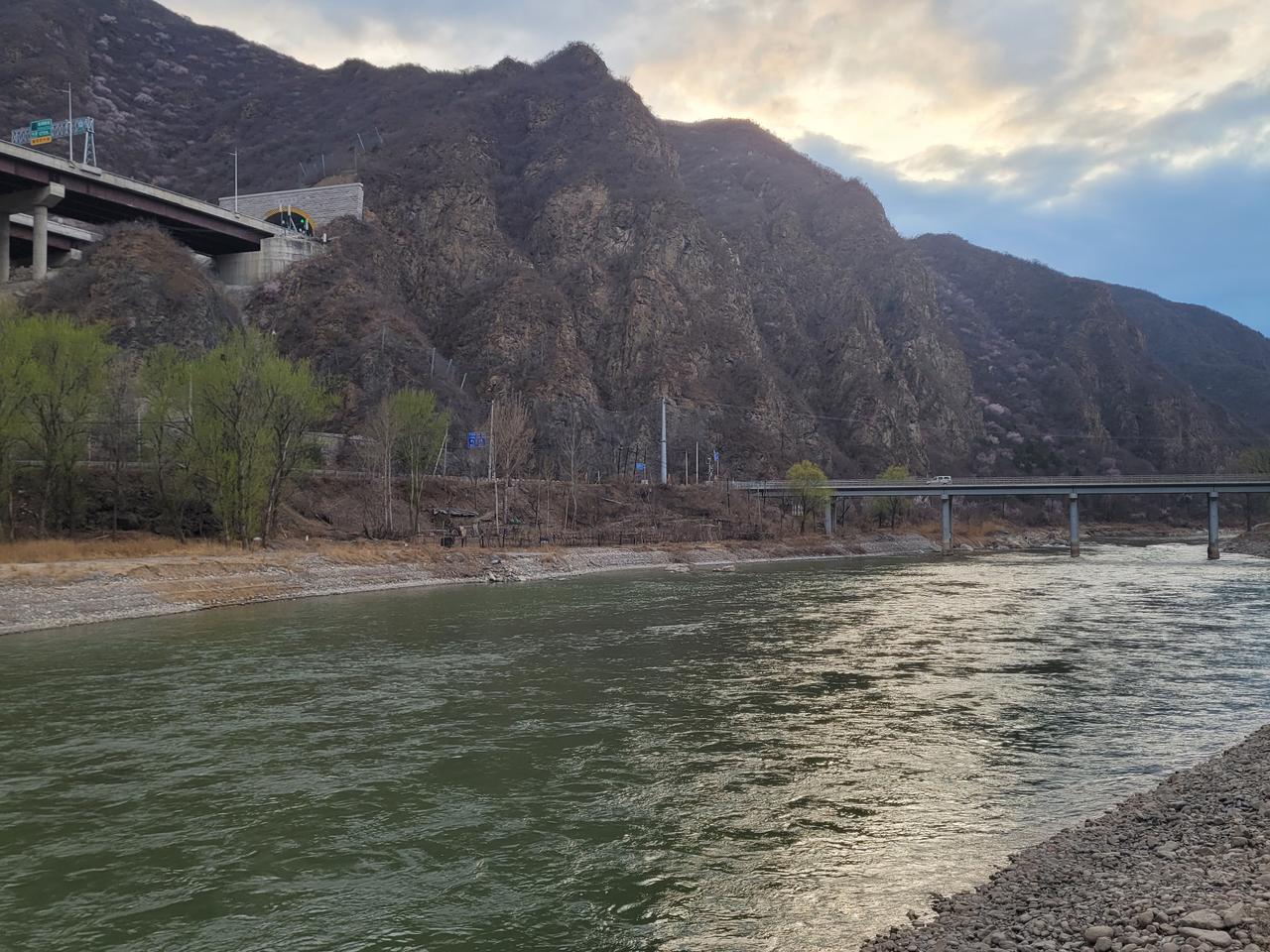 北京今天蓝天来得意外！昨天预报今日为良，没想到是优。有人会说空气质量“优良”是一