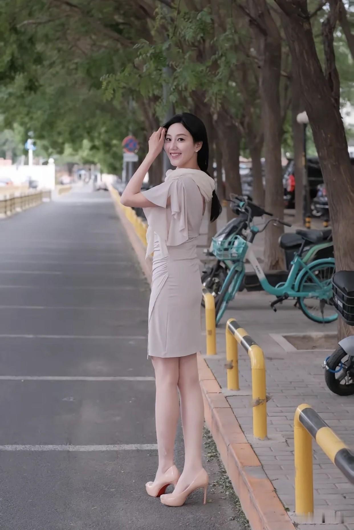 白色长裙配什么鞋子比较好看裸色高跟鞋多了一份柔和与华丽，在灯光下会闪烁出迷人的光