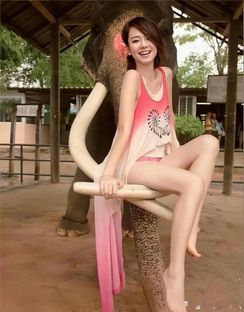 年轻时候的戚薇是真嫩，一笑特别有感染力，看着特别舒服。