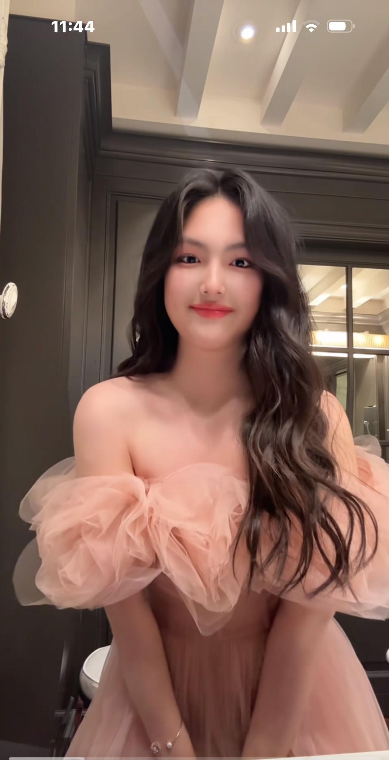 李湘女儿王诗龄在法国发新作品啦！16岁的她打扮成熟又漂亮，一袭粉色低胸裙好抢
