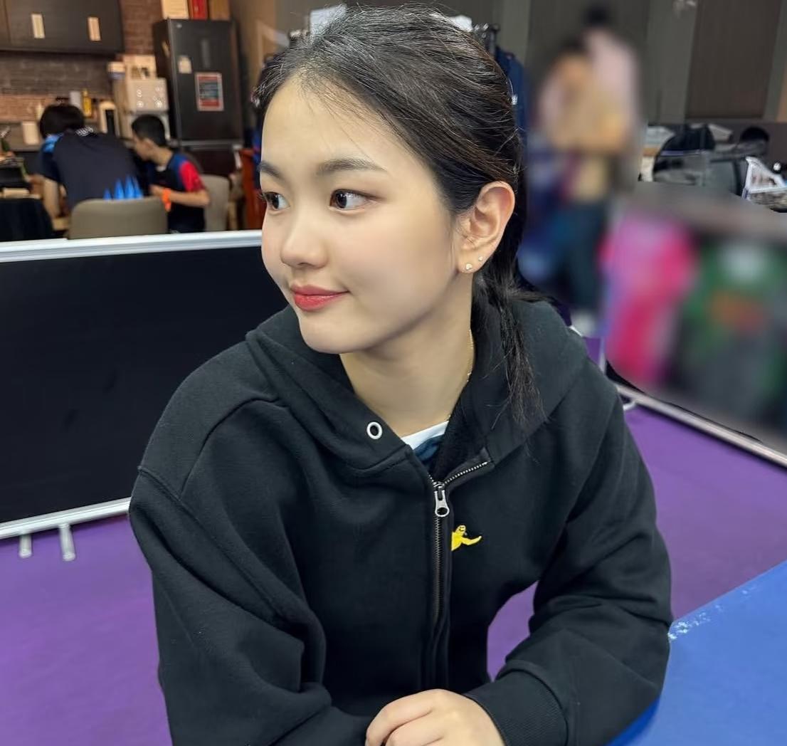 金娜英站起来打球了。175公分的韩国妹子，反手一拧，中国选手都愣了一下。以前