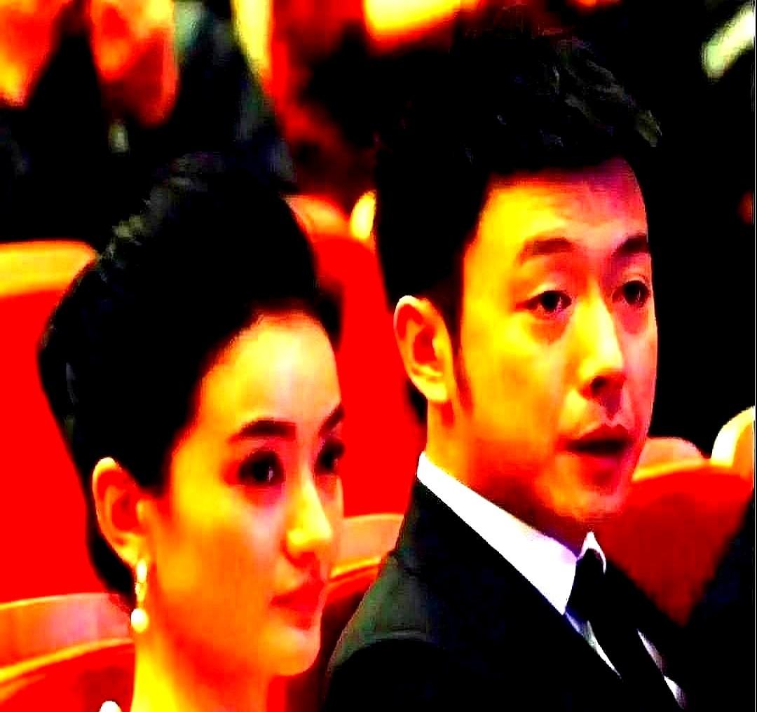 导演都不知道，《潜伏》里最扎心的一幕，剧本里压根没有。就是谢若林甩门走了，又