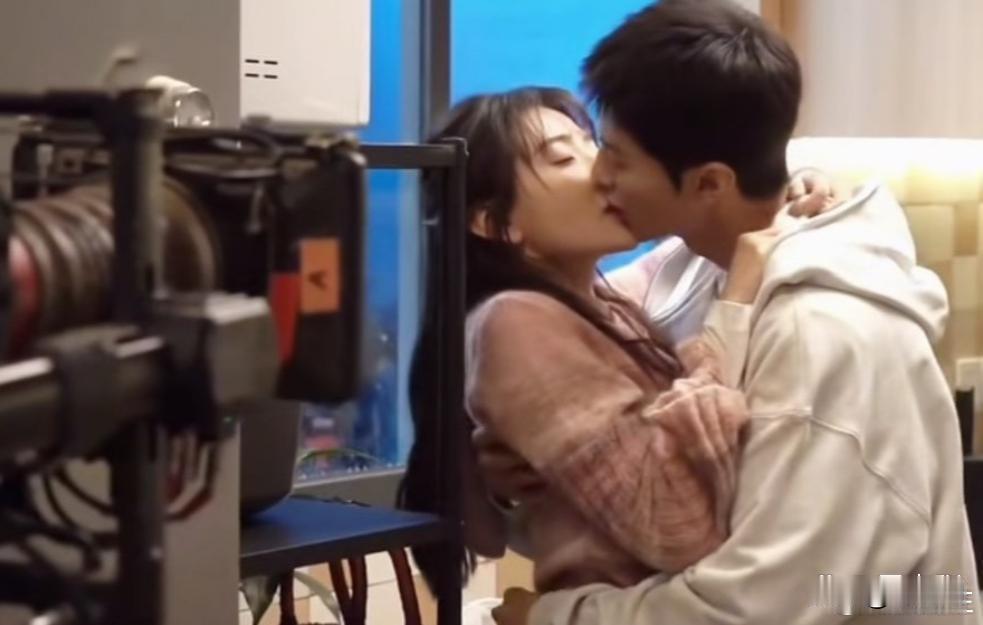 这是有多抗拒啊？导演喊停后，女演员直接跑开。可见对吻戏有多难以接受。如今，吻