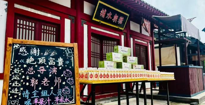 郭德纲、岳云鹏、王九龙等请全剧组合影了、吃雪糕，与《绝顶富贵》的路透终于出现了。