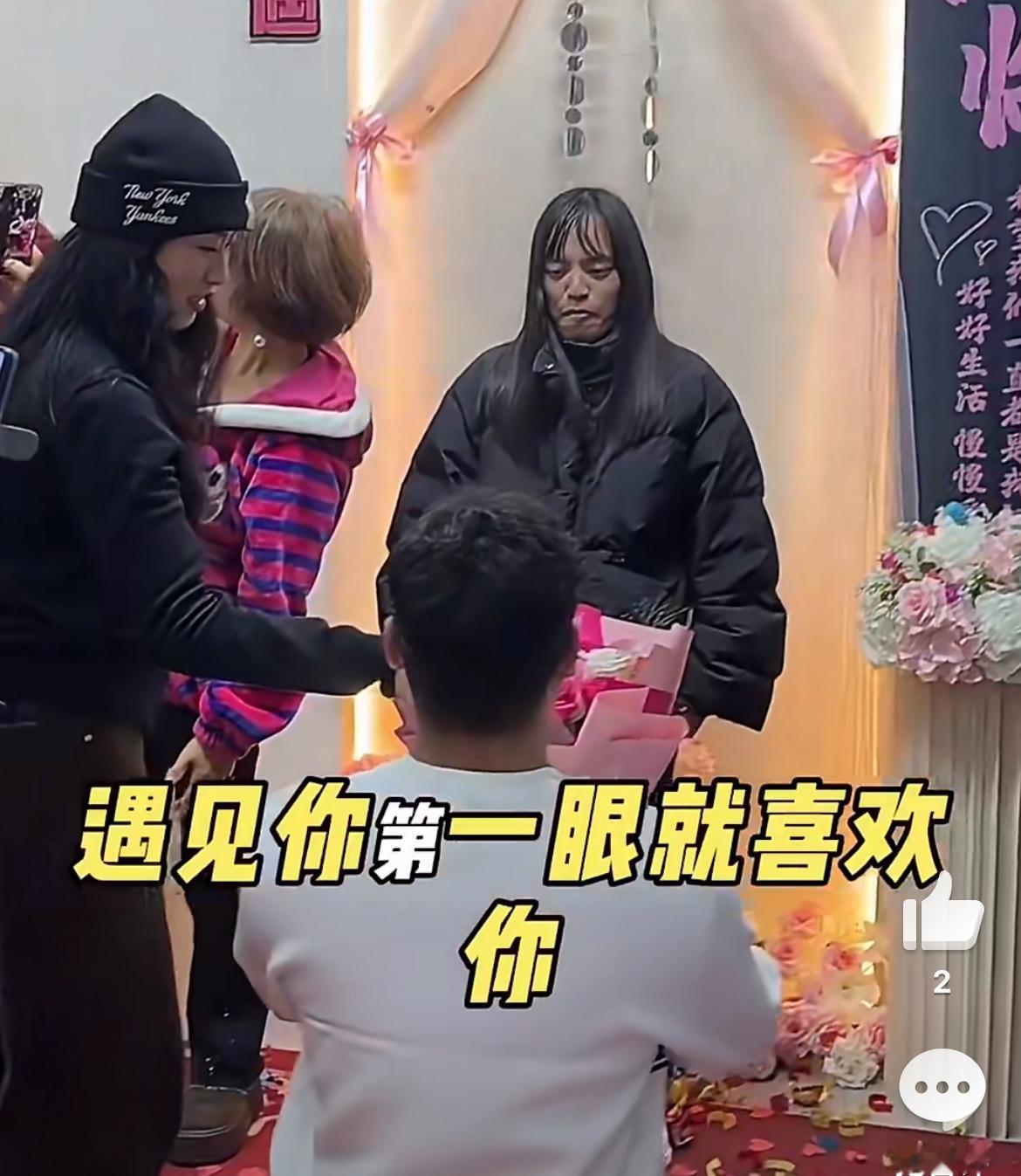 这个女孩一定有什么过人之处吧，让这个小伙跪地求婚。看得出来，这个求婚现场是花了一