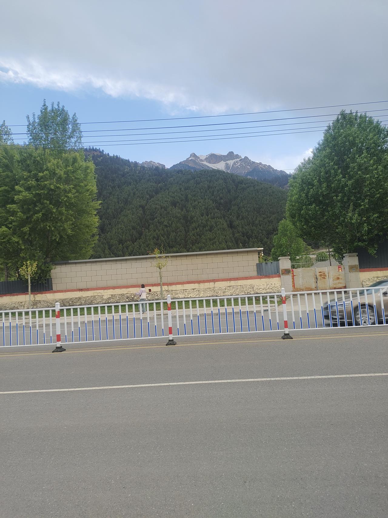 迭部县县城今晚19：20，旅游车抵达了迭部县县城，这里也是藏区甘南藏族自治州迭