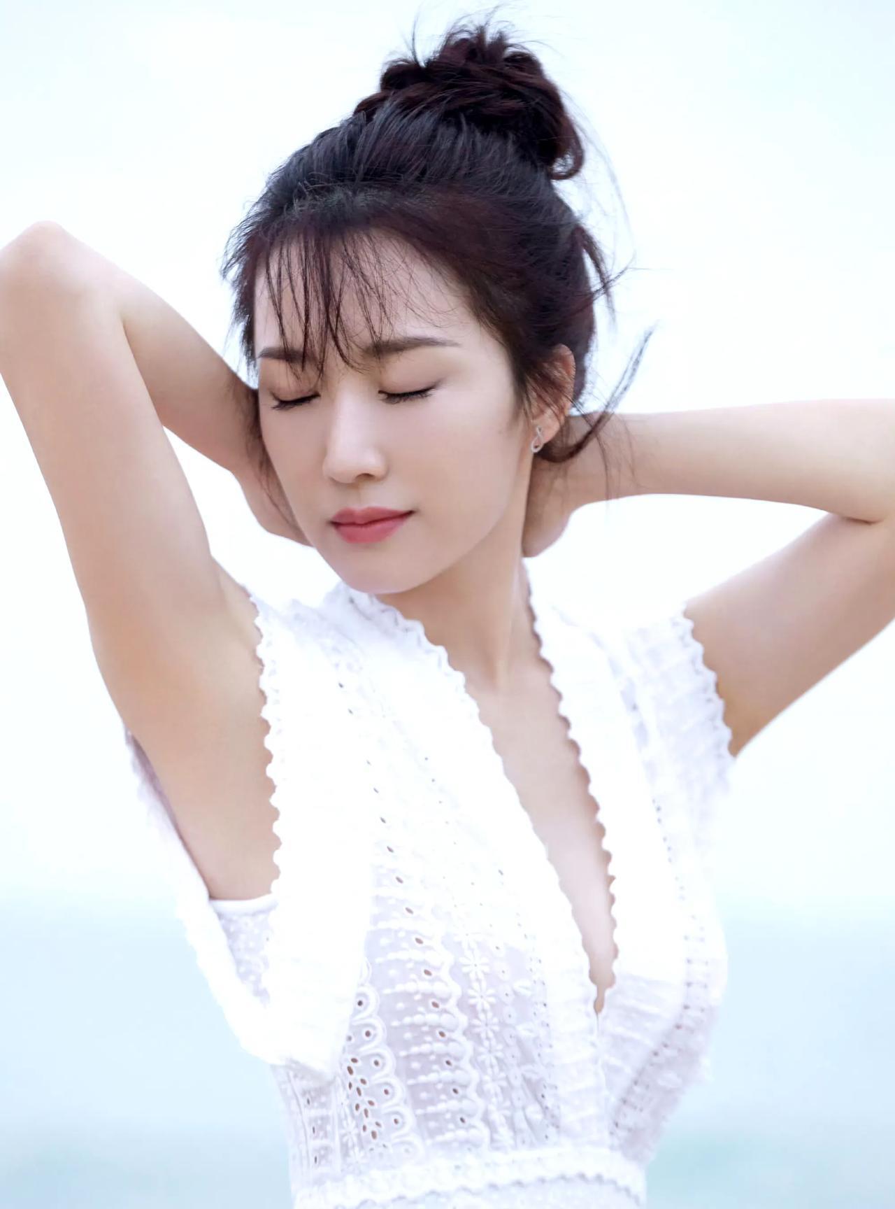 她都快40岁了，生了三个孩子了，胸部怎么还如此坚挺，丝毫没受哺乳期的影响啊！嫁给