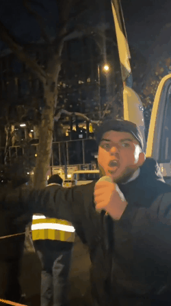 这就是欧洲发达国家有意思的一个地方，比如在德国柏林，一些穆斯林移民在街头游行，高