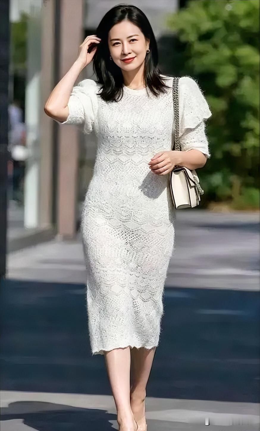 纯白蕾丝裙勾勒曼妙身姿，阳光洒落映衬温婉笑靥，每一步都摇曳着浪漫优雅的都市风情。