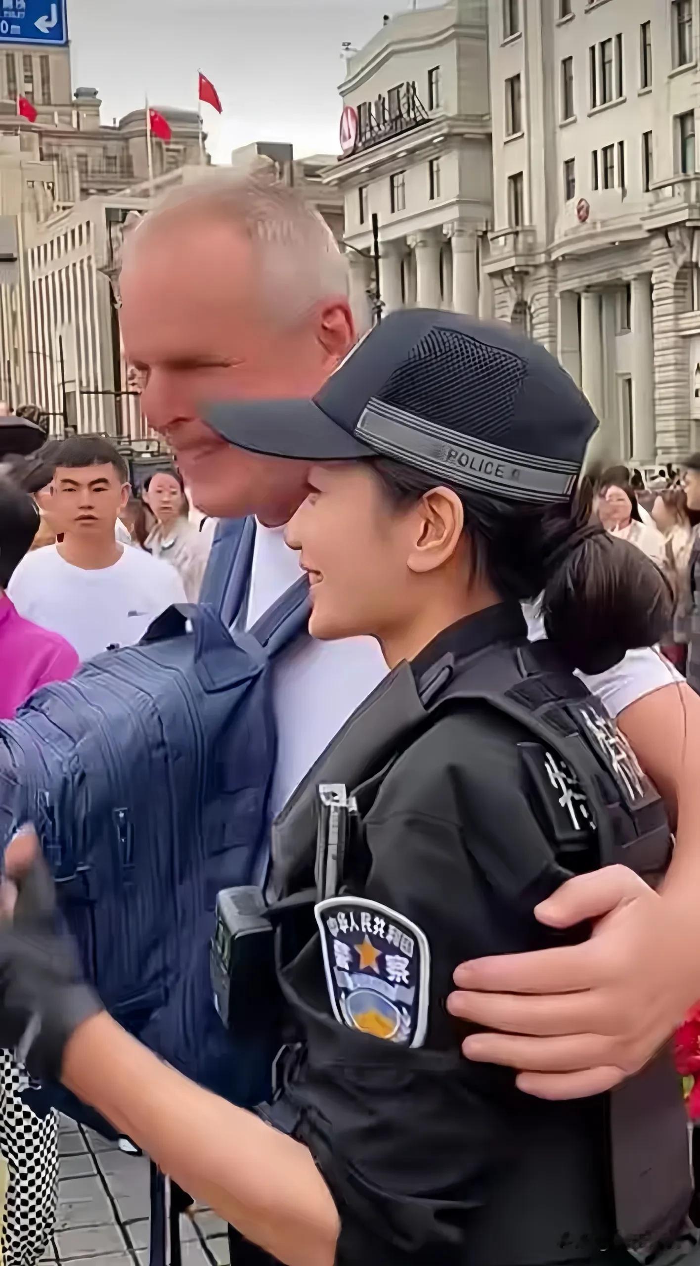 国庆执勤时，一位美女特警火了。当时有个外国游客想合影，人家特警大大方方答应了，全程笑脸相迎，礼貌得很