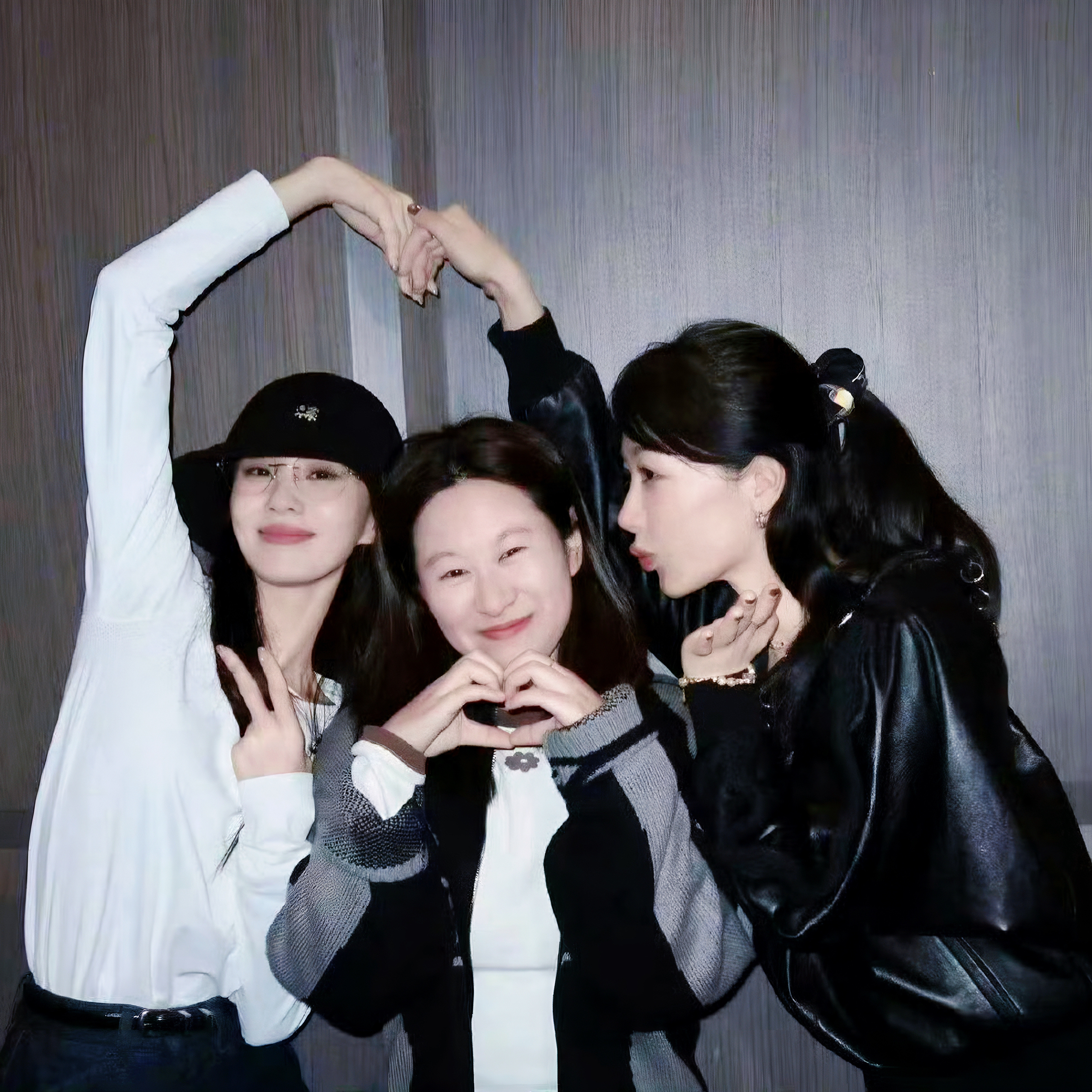 这个小女孩又开始忙碌地回复生日祝福了～捡到两张可爱合照杨紫