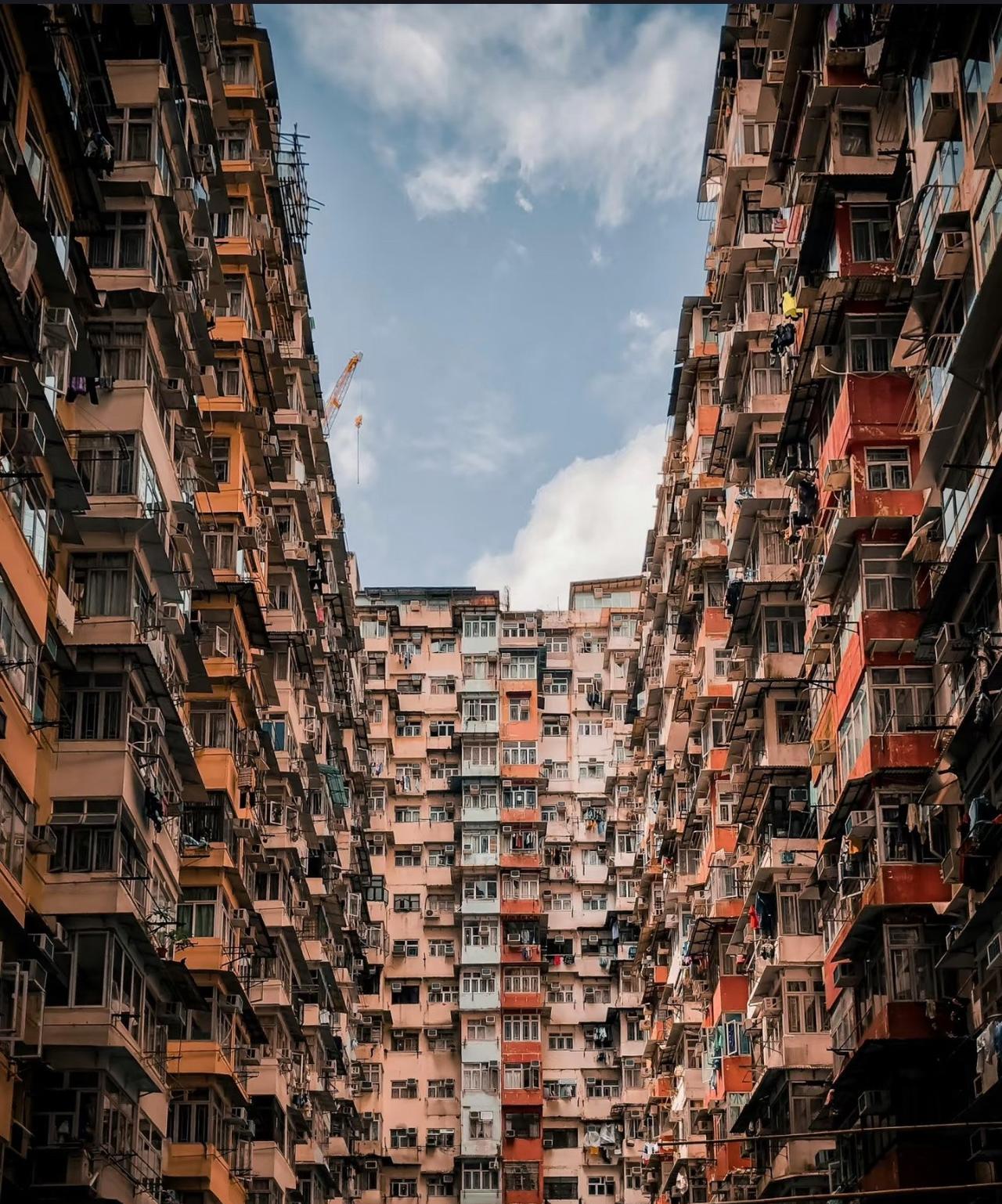 现在我们住的高层楼房，它不是我们温暖的家，它是捆绑我们一生的牢笼！房子本该是家，