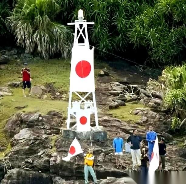 钓鱼岛北小岛上那座日本几十年前偷建的旧灯塔，现在成了一个谁都没去强拆、日本也绝不