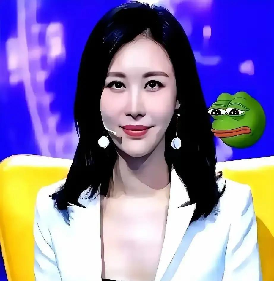 冯仑直播里那句“给老王介绍过文艺圈女孩”，像颗石子扔进死水。瞬间炸了。十年前