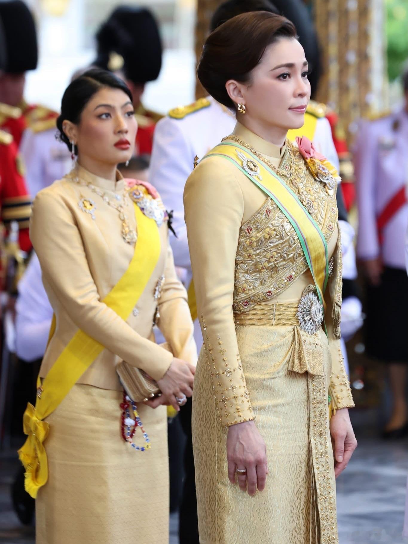 泰国王室🇹🇭7月28日，哇集拉隆功国王在苏提达王后、诗琳通公主、思蕊梵娜瓦