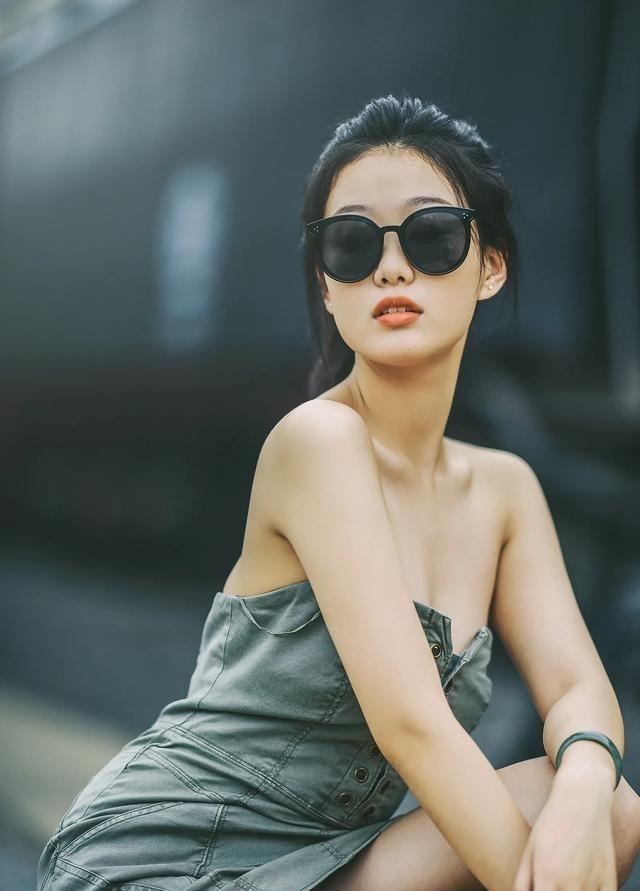 很多时尚人像的问题，并不是模特身材不好，而是摄影师把原本有立体感的人拍“扁”了。
