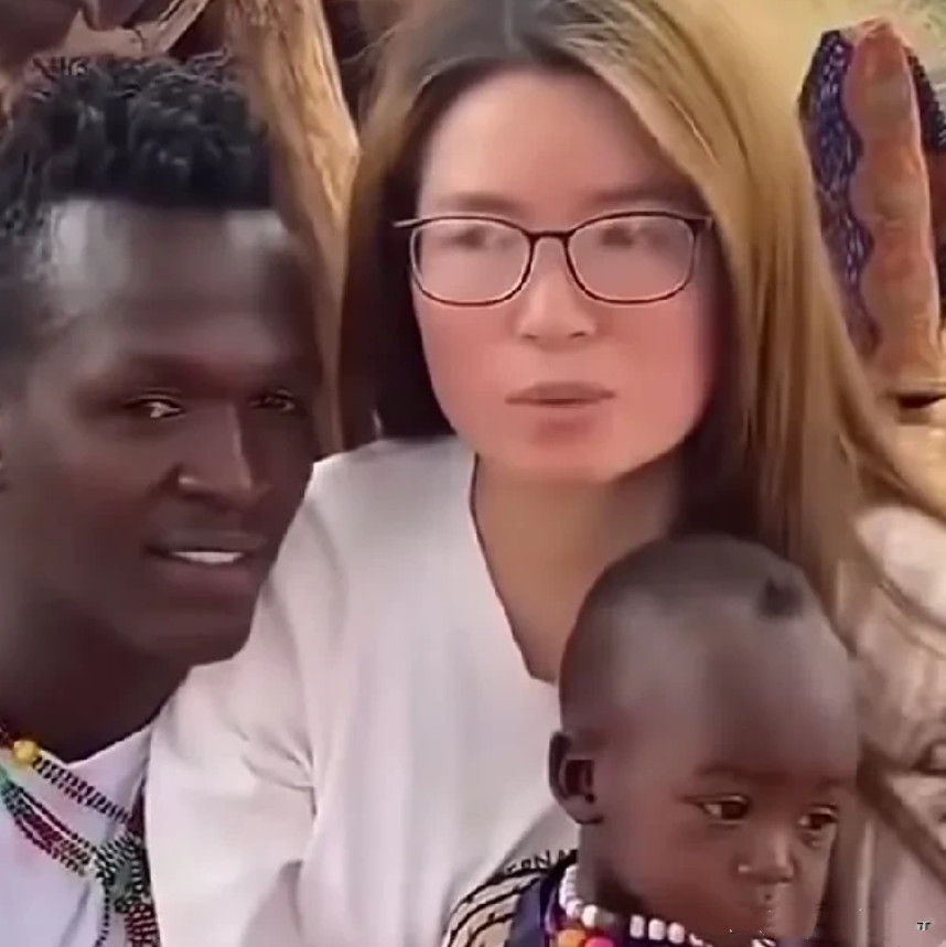 刚刚刷到一个叫李一女子在非洲原始部落找到男朋友的视频，女子自称在国内相亲无数次都