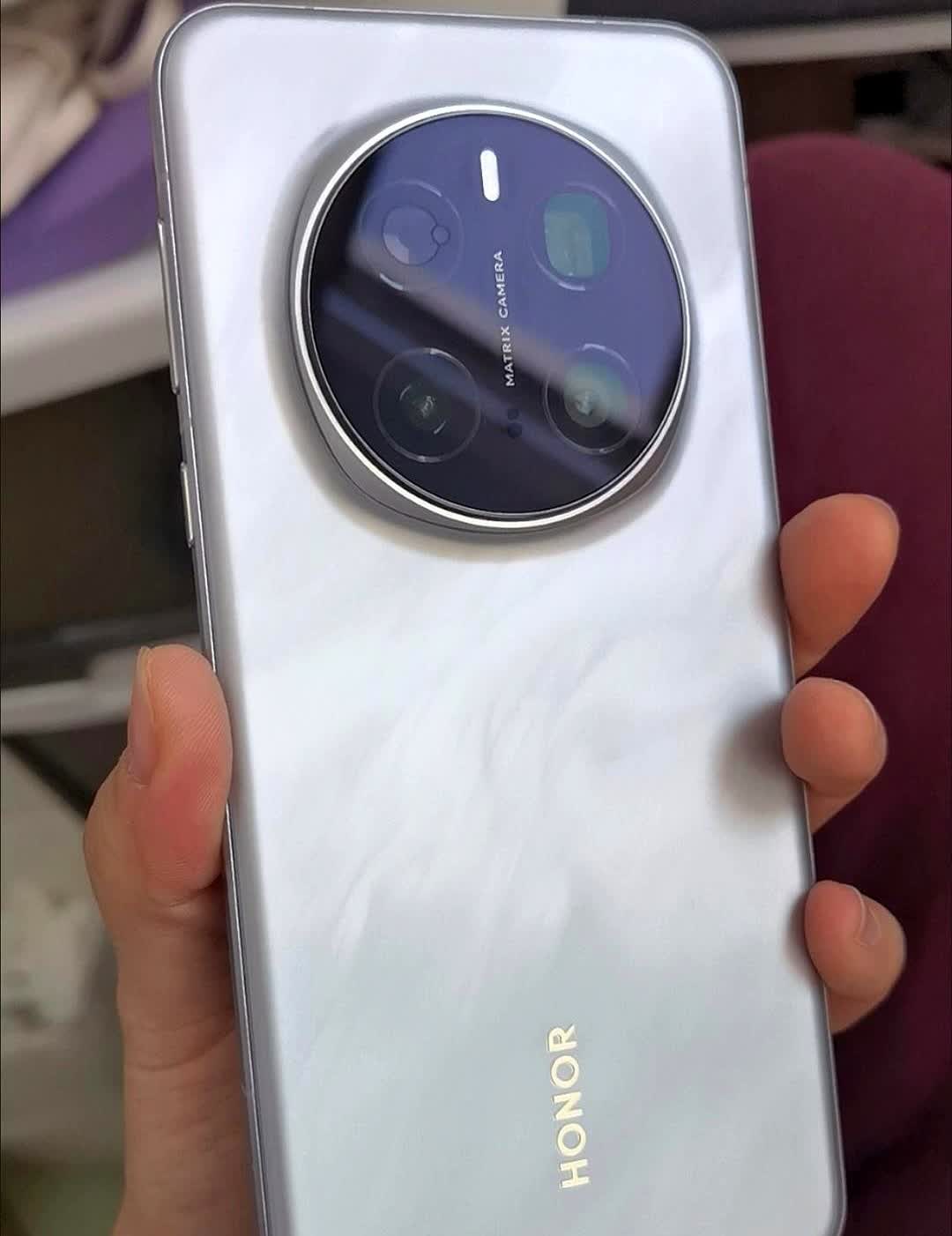 不管你信不信，荣耀手机已经开始领路了。你看看最近手机流行的大电池，屏幕护