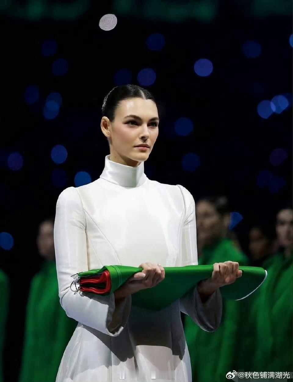 小李子女友开幕式交接国旗她一直很出名，不是因为小李子哈，就算不和小李子在一起，