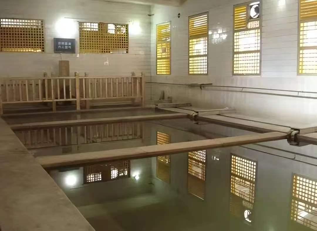 洗浴中心没人了，澡堂子快没了，新地方却排长队。最近路过小时候常去的老澡堂，铁门