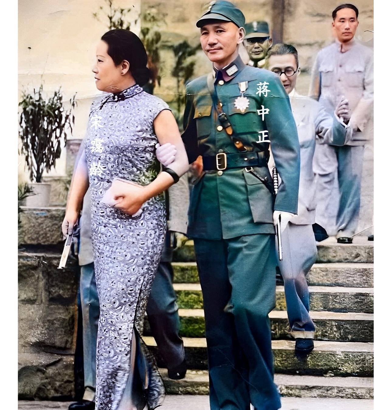 这才是1943年蒋中正和宋霭龄在重庆的真实貌相，这绝非演戏，也不是电视剧里的演员