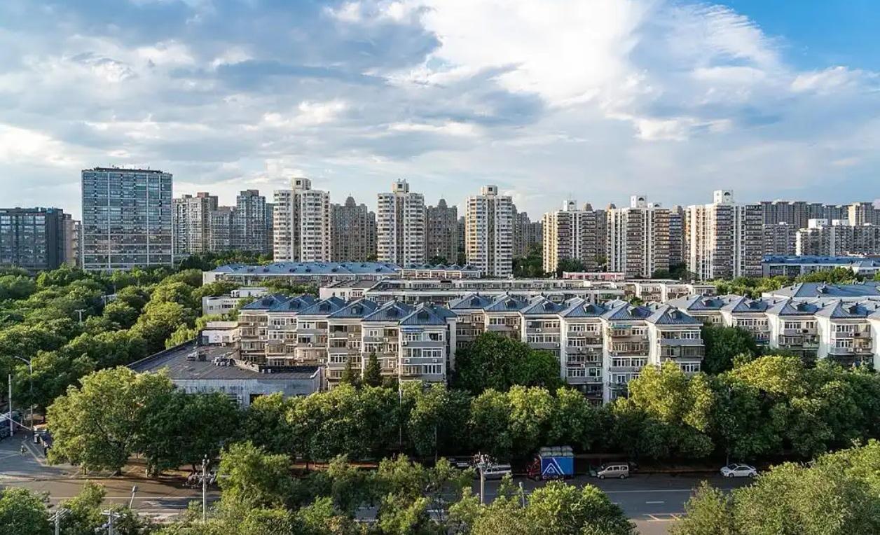 一个字的变化，透露楼市新风向4月28日的中央政治局会议，对房地产市场释放了关