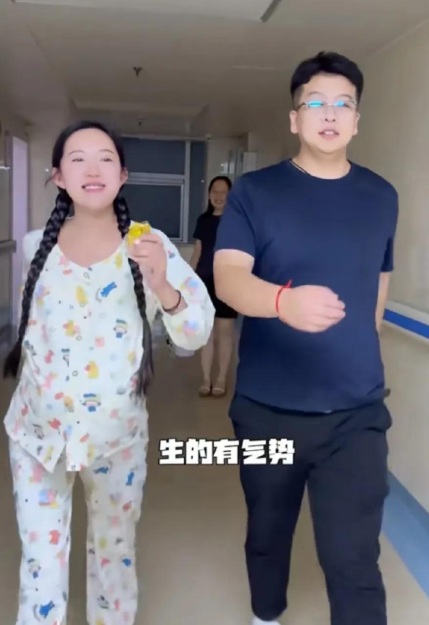 麦小登生二胎，雄赳赳气昂昂的进产房。麦小登夜里发动，全家人连夜进医院。大姑姐