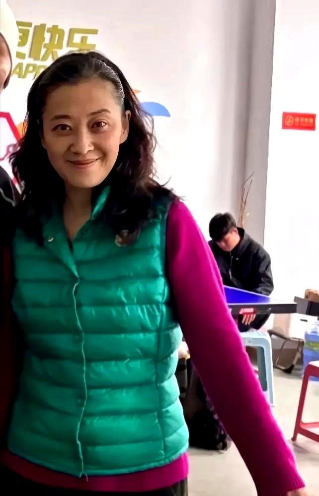 50岁梅婷素颜逛街，就因为一件绿马甲配玫红毛衣，被喷惨了！上周在南京德基，她