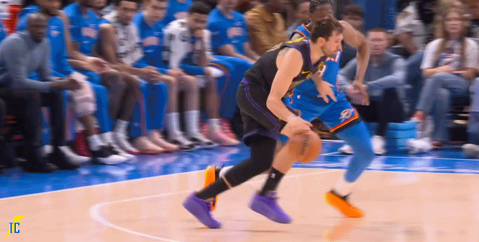 东契奇左腿筋拉伤，64场不够评选资格！湖人还剩5场，若是小拉伤还能趁最后1-2