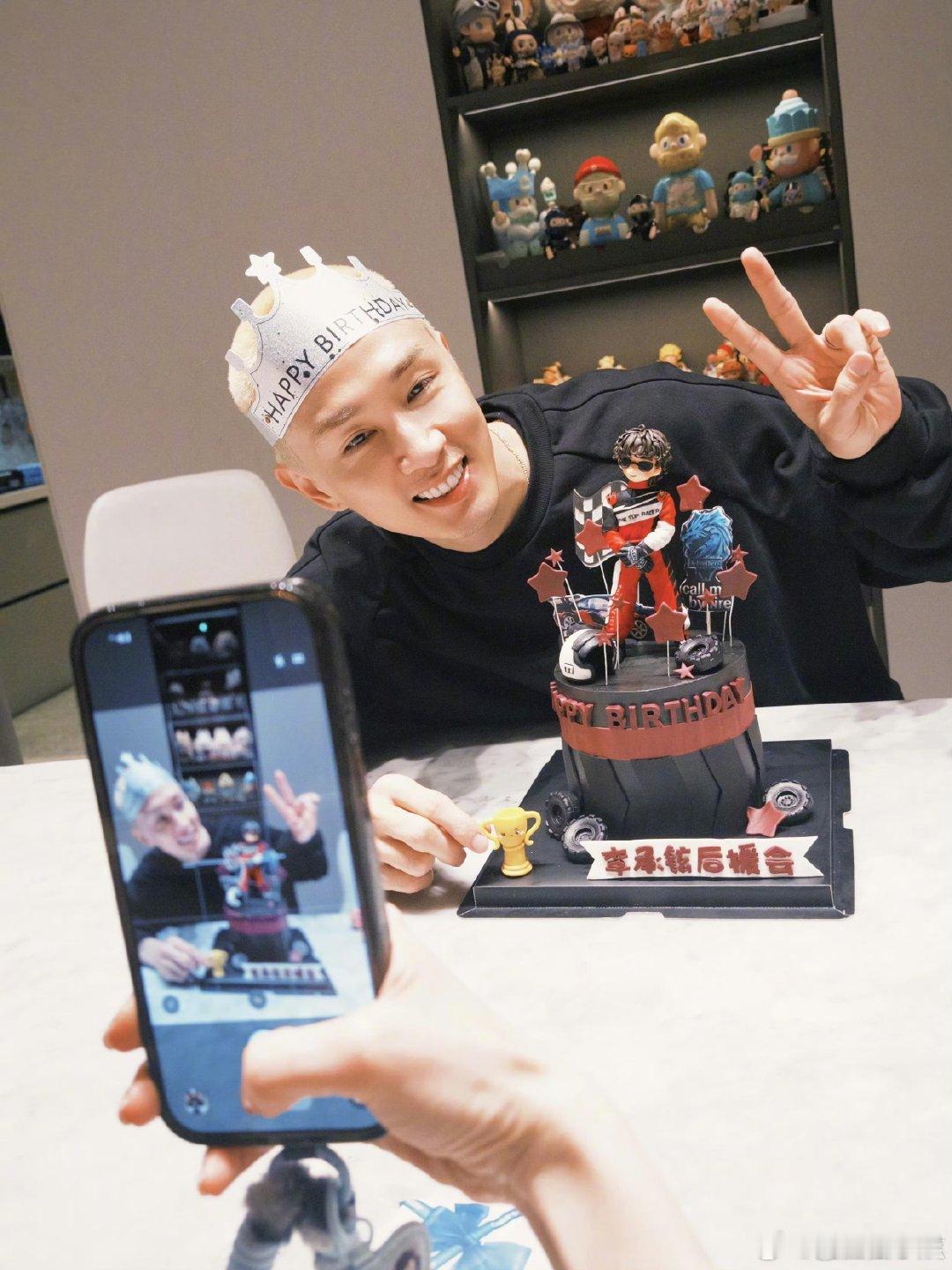 李承铉41岁生日照李承铉41岁生日发文李承铉41岁生日照，新发色很时尚，戴着生日