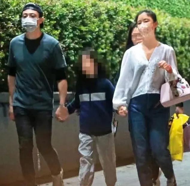 林心如霍建华携女出街，小海豚身高吸睛，一家温馨超幸福在娱乐圈的璀璨星河里，明星