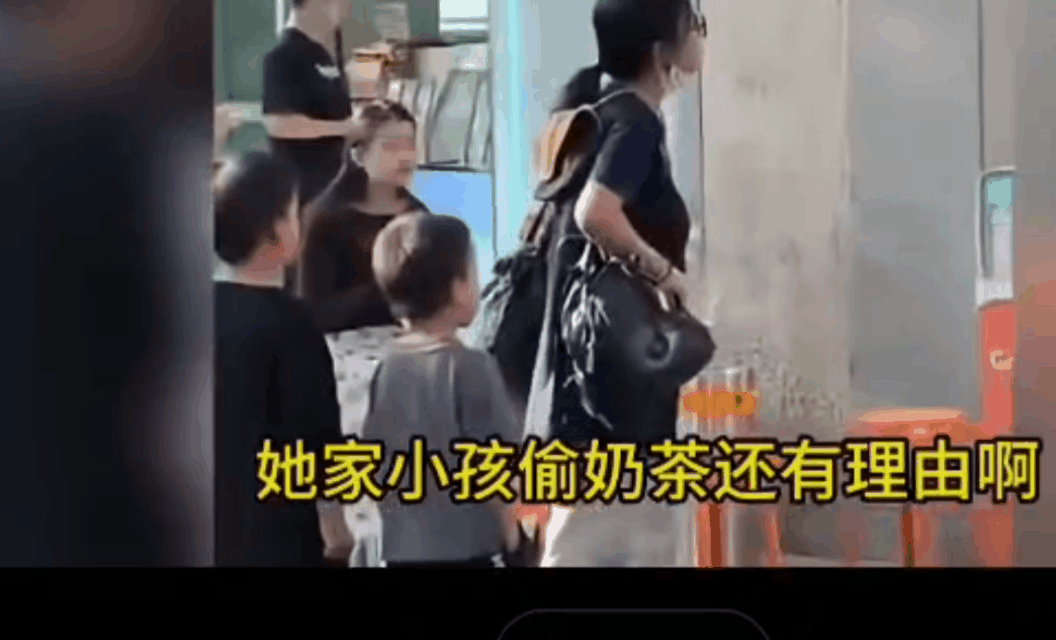 近日，一位广州网友曝光一则视频：一奶茶店店员做好了一杯奶茶放在柜台上等客人来取，