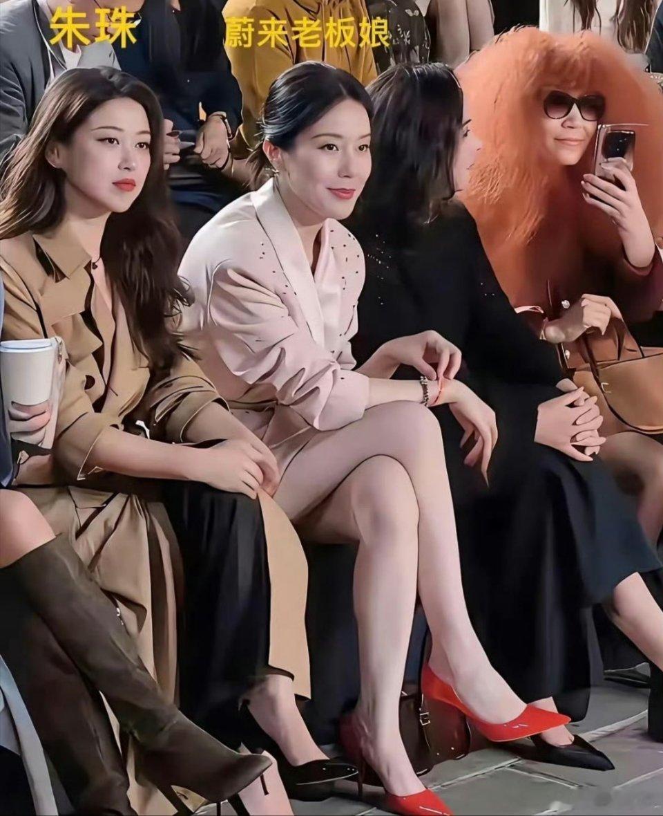 蔚来CEO李斌的妻子王屹芝的气质真好啊，曾担任央视主持人。​​​