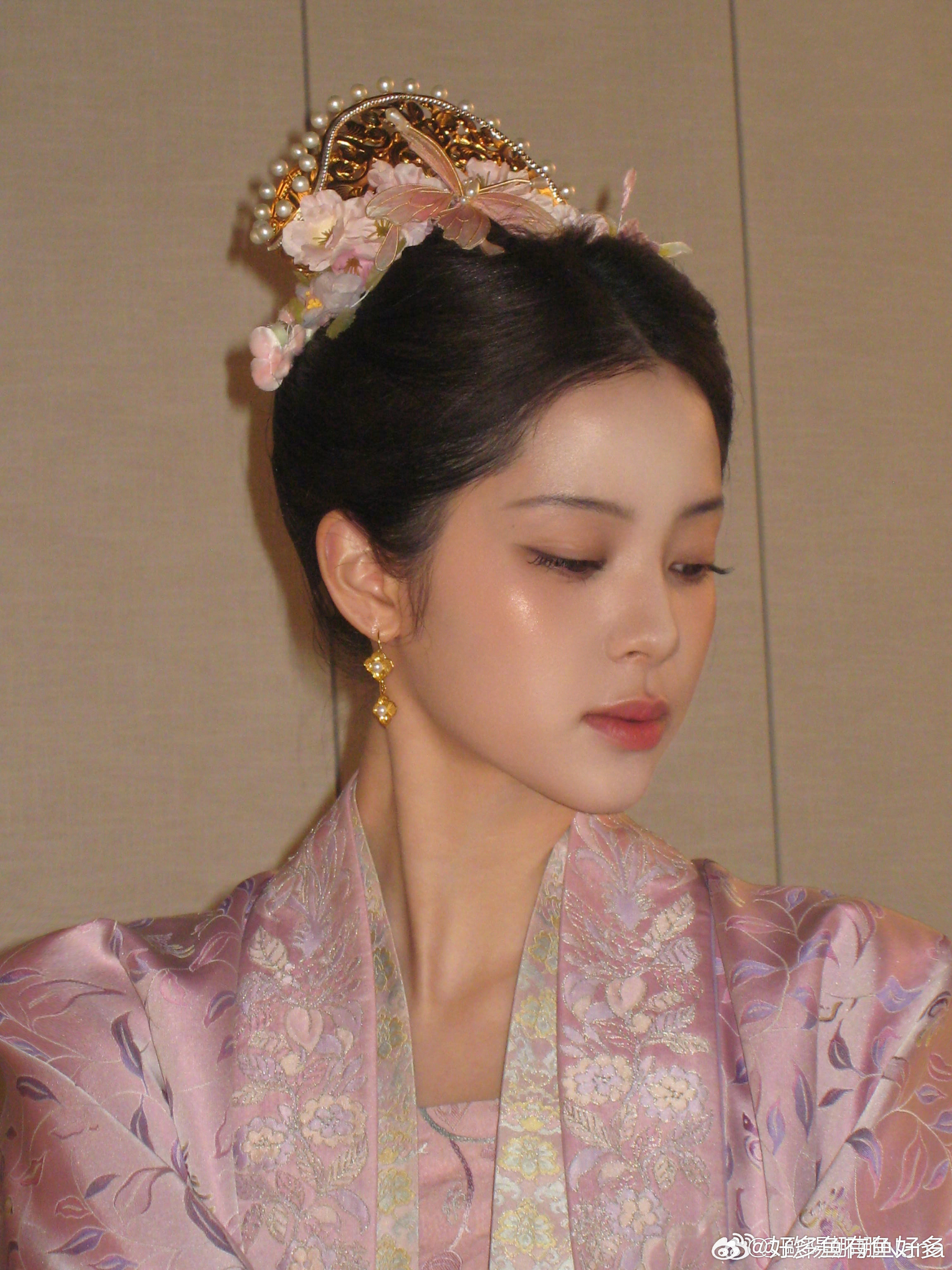 欧阳娜娜古装元宵写真宋风雅韵绝了！粉调妆造温柔又高级，耳饰点缀添娇俏，像从宋画