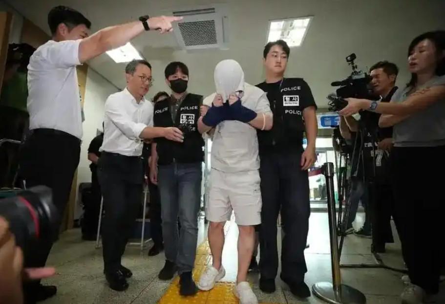 日前，在韩国杀害并且肢解中国女留学生的中国男子郑某某，被韩国警方公开了正面照及信