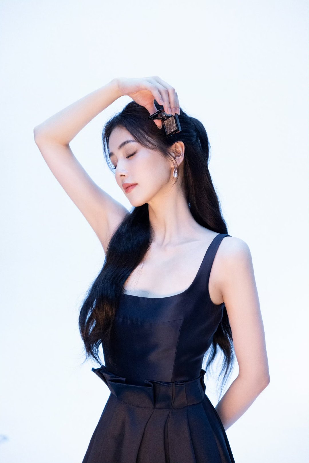 白鹿黑色吊带皮裙白鹿黑皮裙白鹿黑色吊带皮裙[捂眼睛][捂眼睛]白鹿​​​