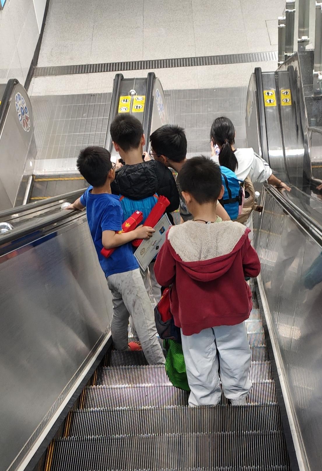 想起我们小时候是玩的时候比学习的时间多的，以前父母也不会逼我们考大学，所以有些人