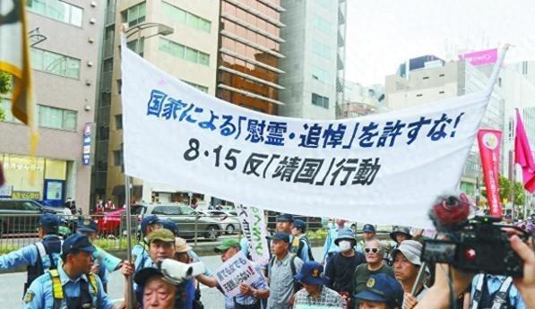 中国不再叫它“靖国神社“!叫战犯神社。14名甲级战犯就供在那里，叫什么神社？那叫