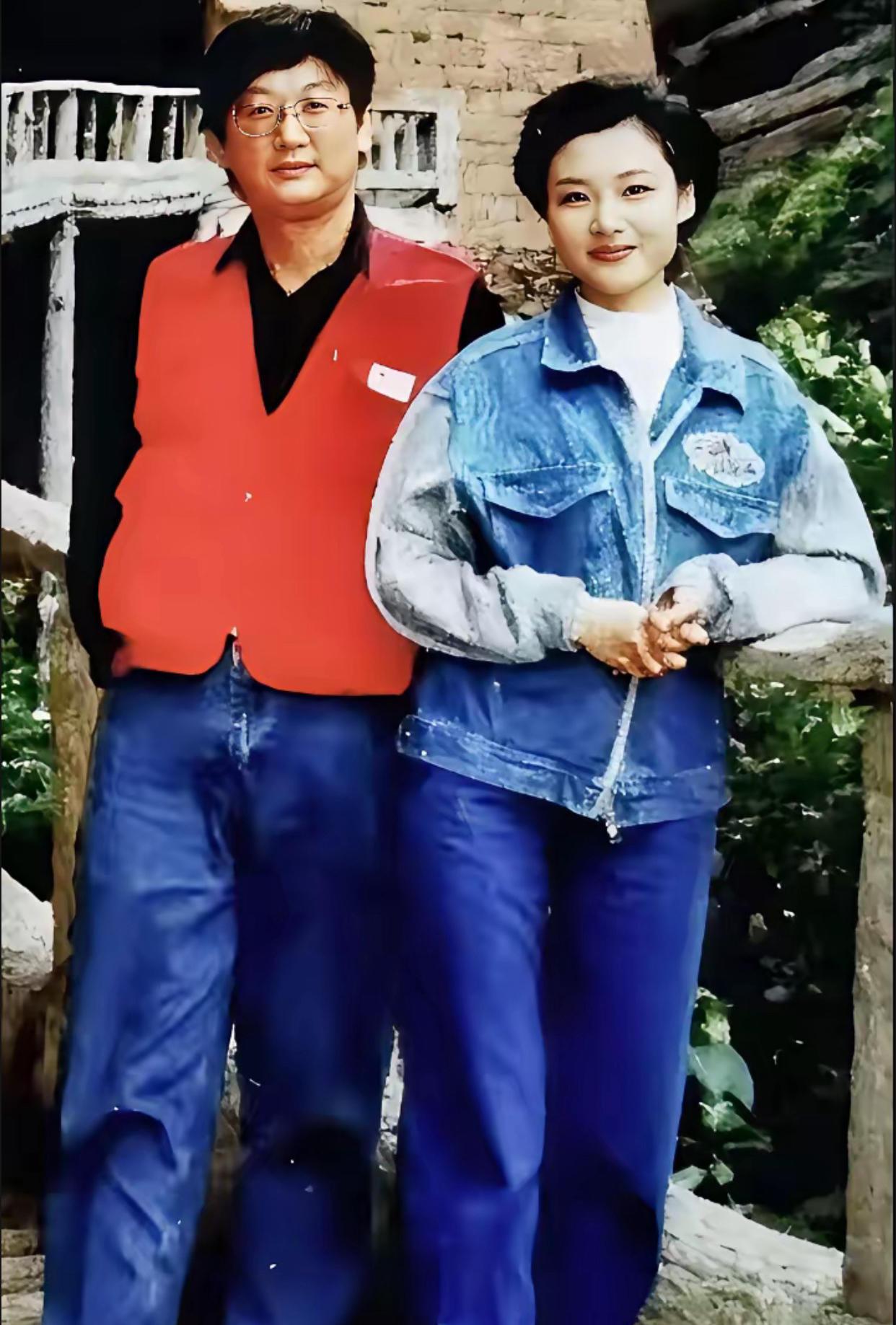 姚科与周涛离婚24年依然单身61岁的姚科提着降压药和挂面，在超市生鲜货架前