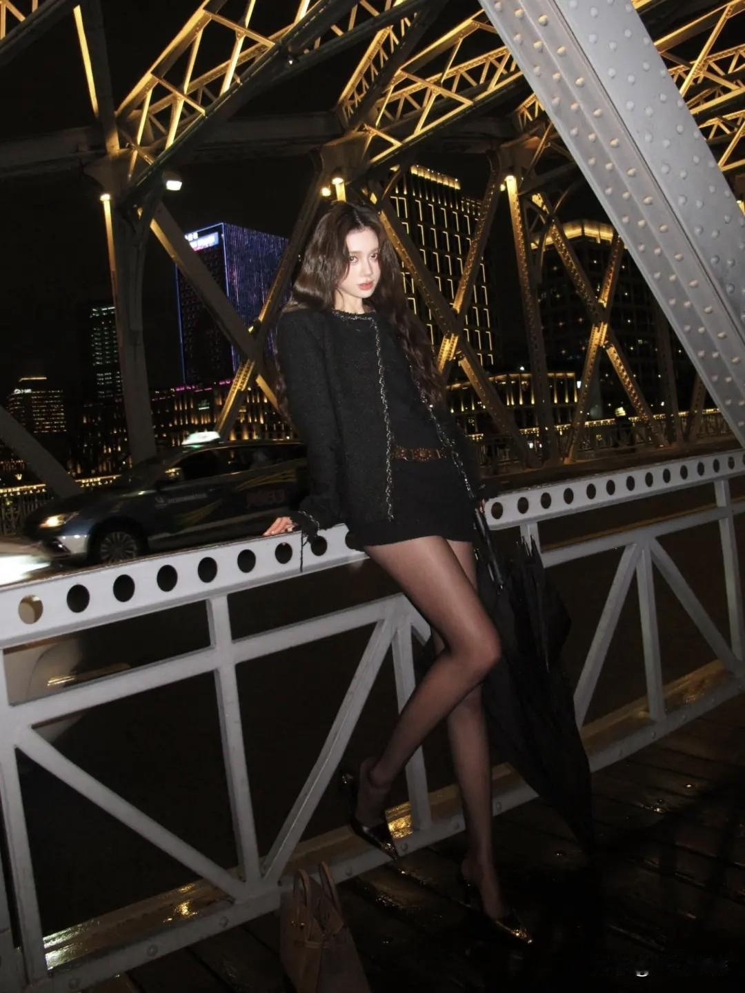 夜晚桥上，黑裙红唇，都市风情！如何选择既休闲又时尚的穿搭呢?