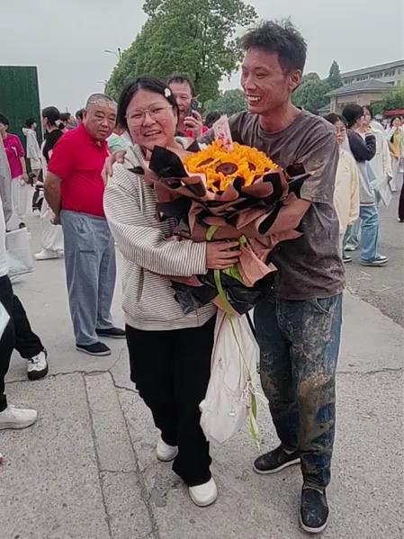 "俺闺女从来不会嫌弃我的！"安徽阜阳高考考点门口，满身泥巴的父亲骄傲地说出这句话