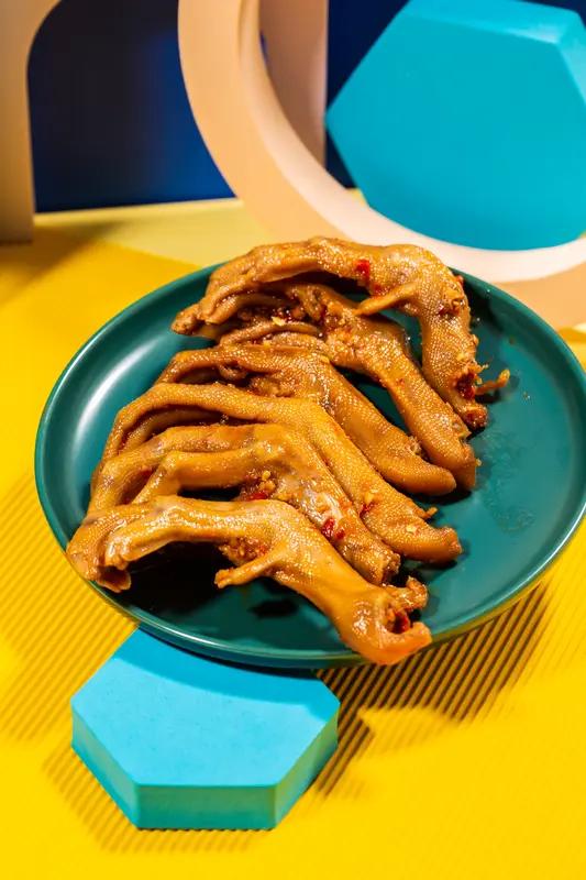 恶心到吐！王小卤鸡爪长满白毛，客服只赔36元？法律明确：最低赔1000家人