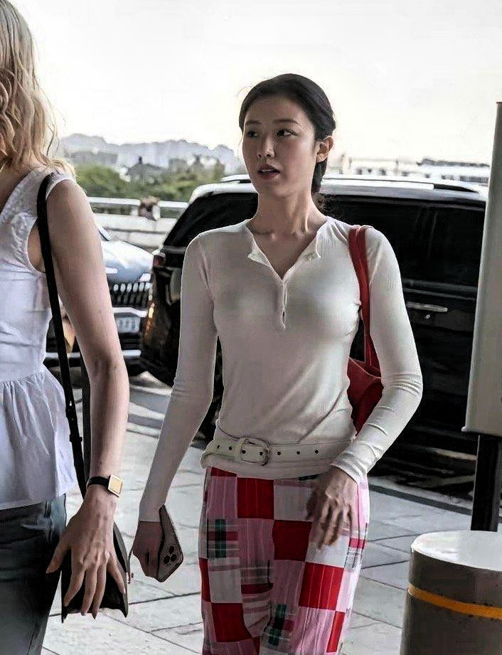 她长得很漂亮，演技也在线，可偏偏就是火不起来，像一颗被放在角落里的珍珠，光泽明明