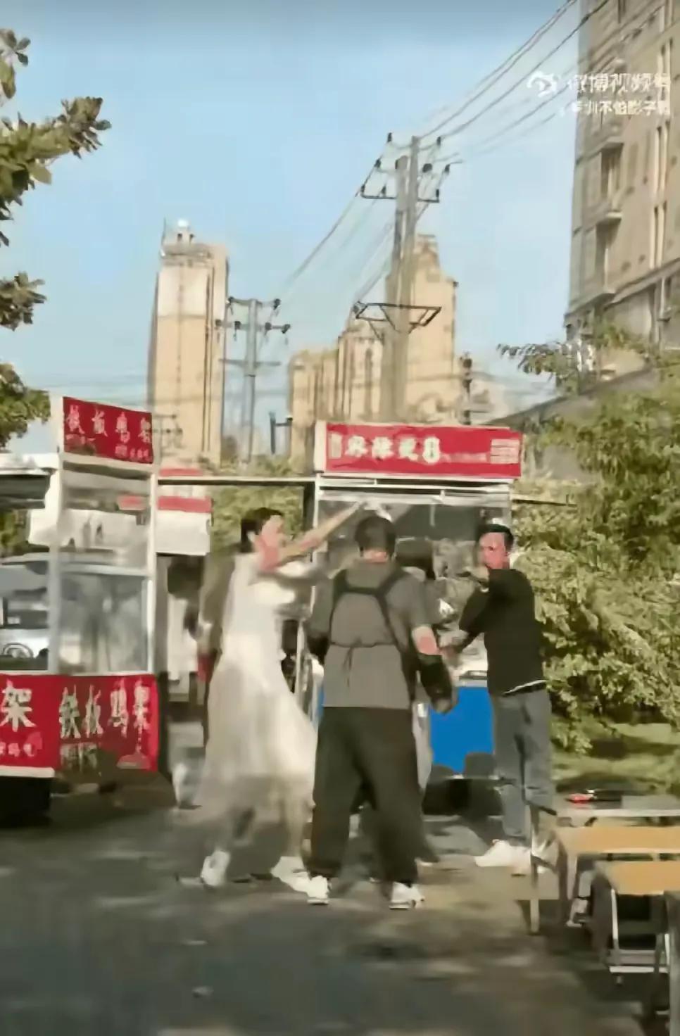 某地街头男女双方吵架，女方脱掉裙子内的裤头套在男方头上，这事太少见。女方应该算是