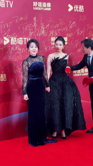 和关晓彤一起走红毯，闫妮都不敢微醺了，她像照顾亲闺女似的把关晓彤照顾的明明白白。