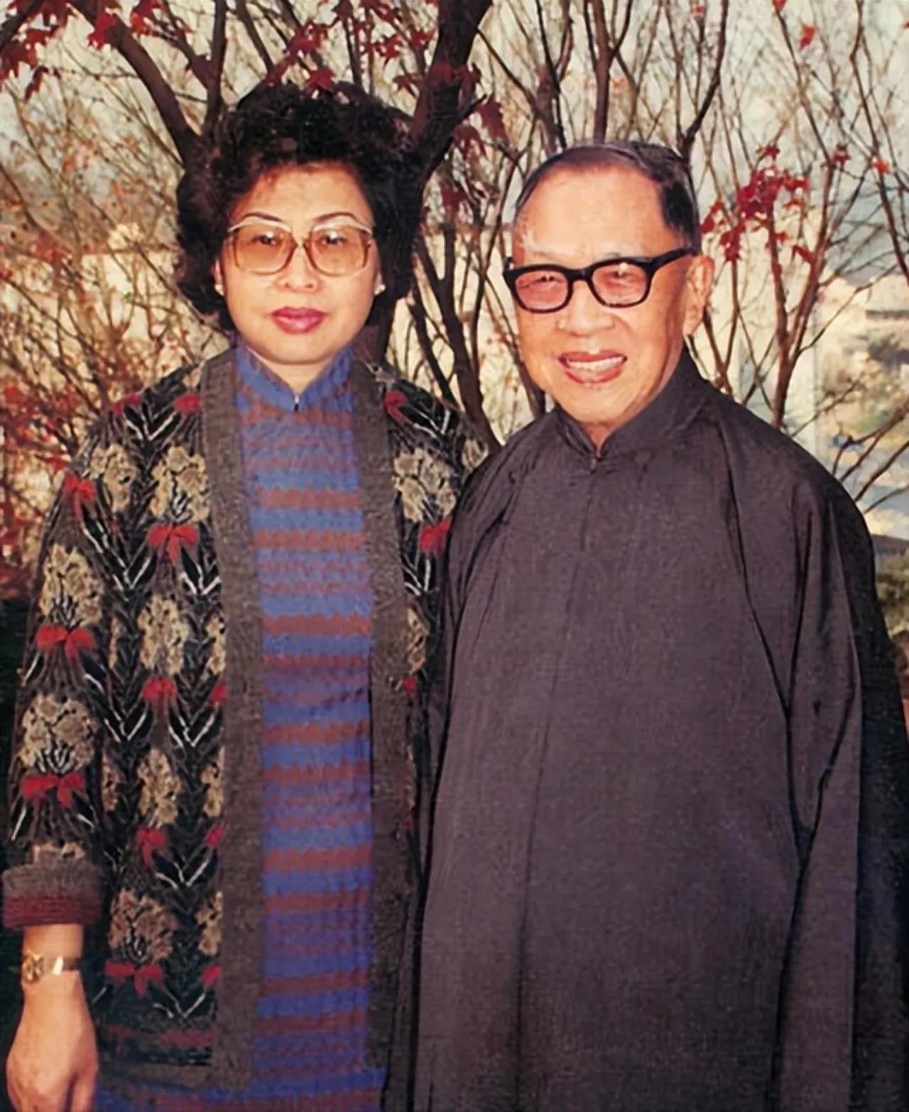 1956年，61岁的国学大师钱穆，三婚迎娶27岁胡美琦。新婚夜，他盯着如花似玉的