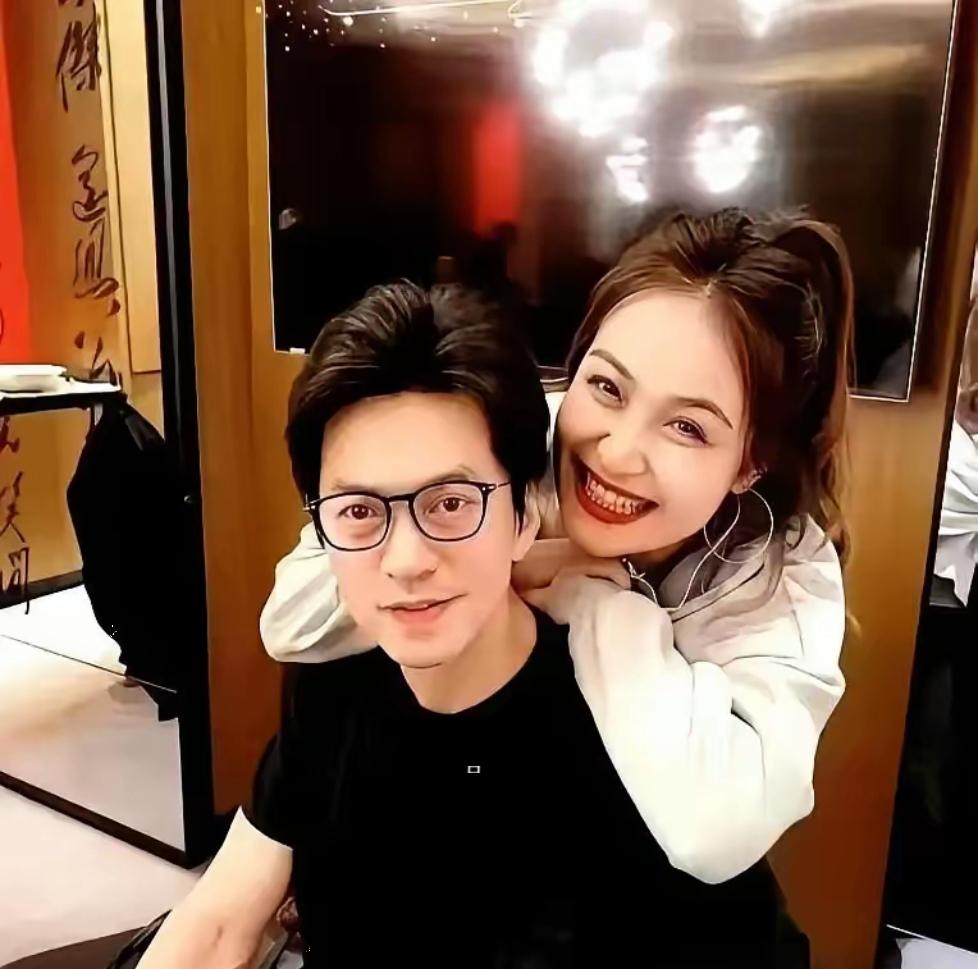 孟小蓓，清华女博士。嫁给了歌手李健，但她不上班，每天在家喝茶、浇花。2026年开